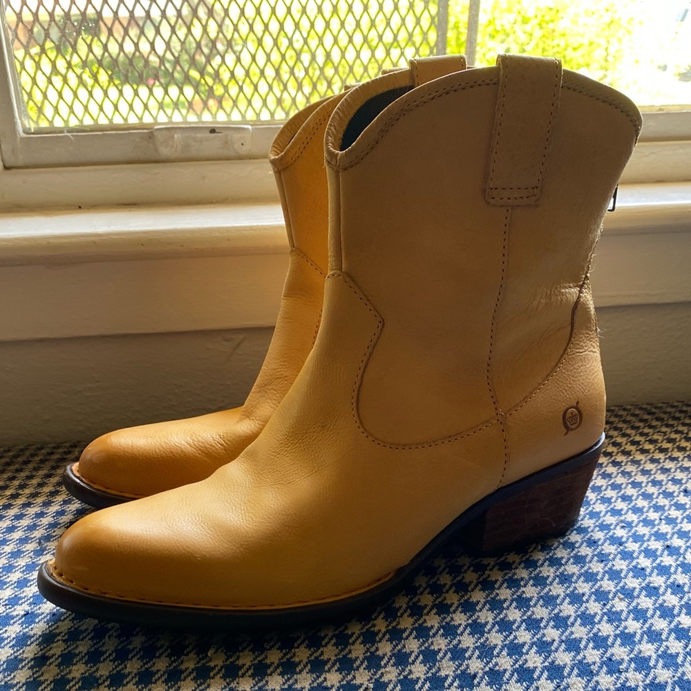 BORN Banana yellow leather boots! Size 9